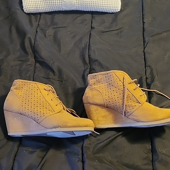 Boots - Picture 3 of 5